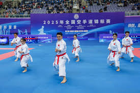 森林狼不只是吃饭睡觉打太阳，还打活塞，双方群殴7人被驱逐.