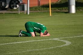 森林狼不只是吃饭睡觉打太阳，还打活塞，双方群殴7人被驱逐.